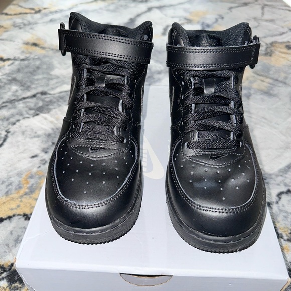 Nike Other - Air Force 1 Mid size 2.5 Youth